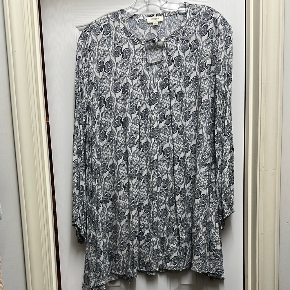 Umgee Cream and Blue Pleated Long Sleeve Blouse